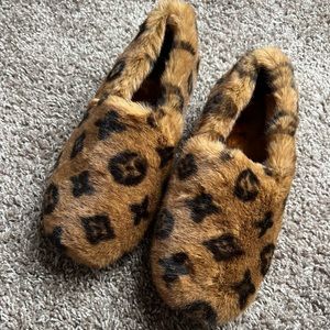 BRAND NEW LUXURY INSPO SLIPPERS!!!! 🚨 🚨